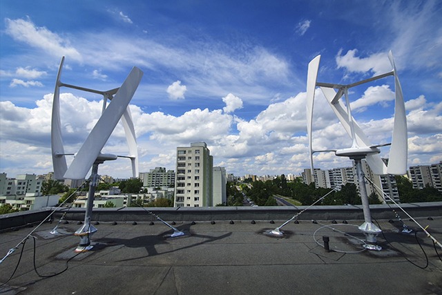 Dwie białe turbiny wiatrowe na dachu Urząd Dzielnicy Ursynów, fot. UM Warszawa