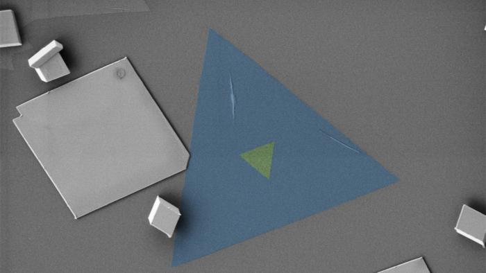 Dwuwymiarowy półprzewodnik – dwusiarczek wolframu (kolorowe trójkąty) na podłożu krzemowym, fot. Jakub Sitek