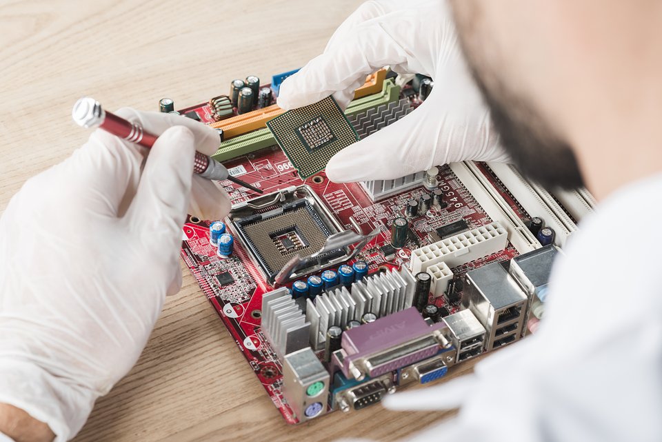 Polskie AI optymalizuje produkcję elektroniki. System redukuje emisje o 26 ton CO₂ rocznie
